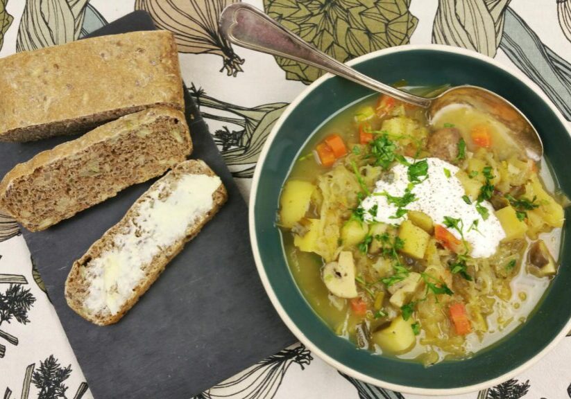 zuurkoolsoep met room en een broodje erbij
