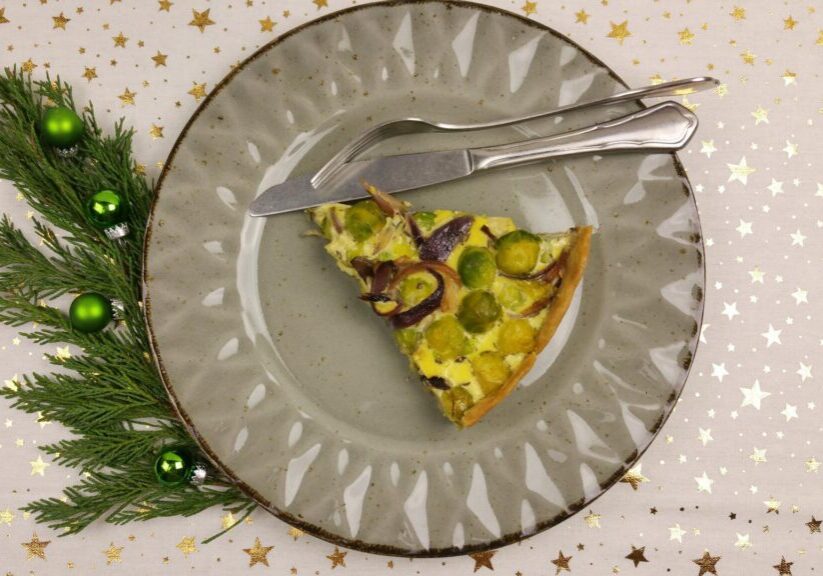 Spruitjesquiche met rode ui