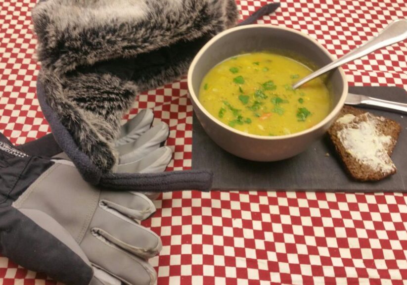 een winterse kom snert, voor mutsen en wantenweer