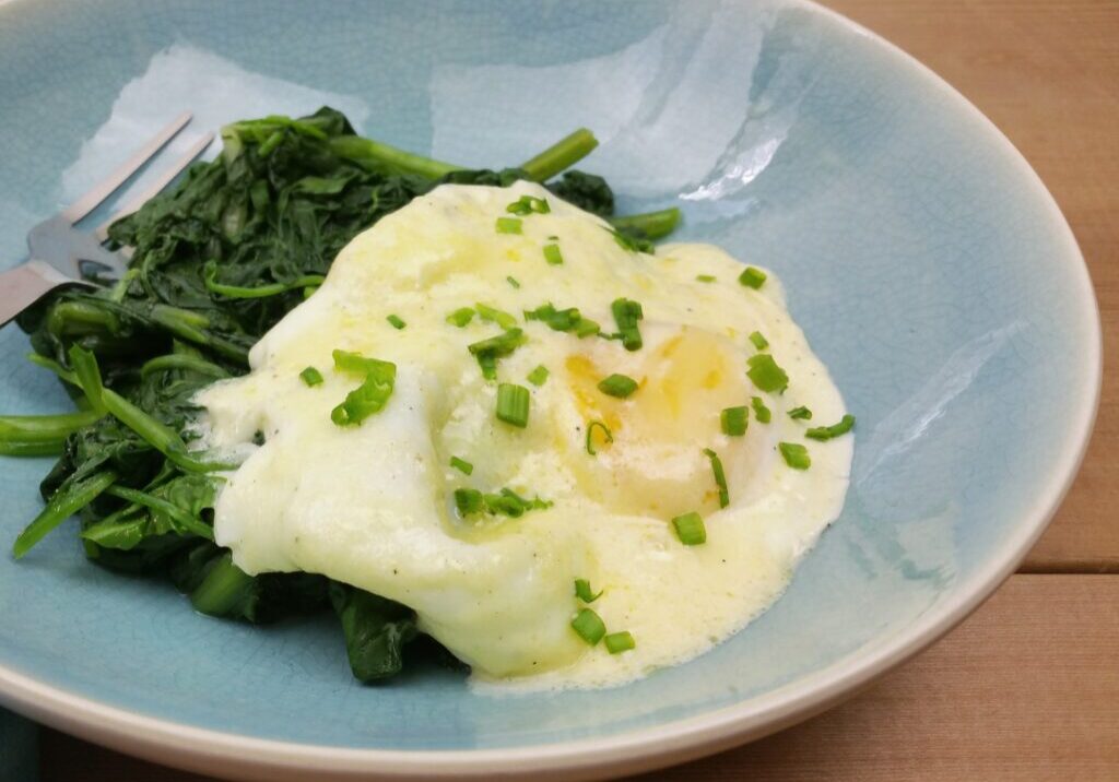 gepocheerd ei in roomsaus op spinazie