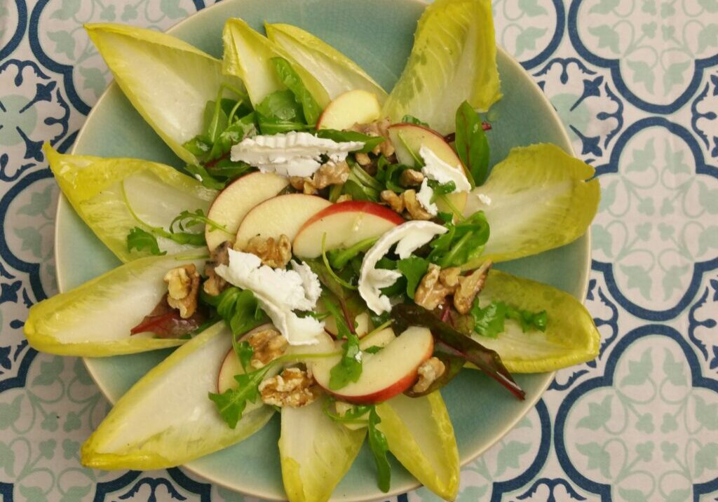 witlofsalade met rucola, appel en noten