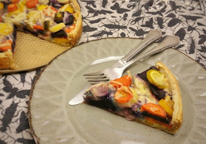 Hartige taart met regenboogpeen en kaas