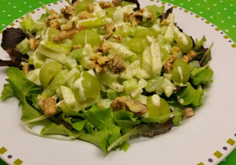 salade met babyleaf, bleekselderij, appel, druiven en walnoten
