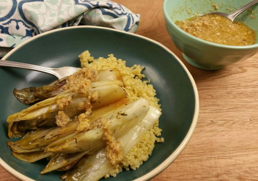 Salsa bianca – saus van pijnboompitten en ansjovis,, geserveerd bij langzaam gestoofde witlof