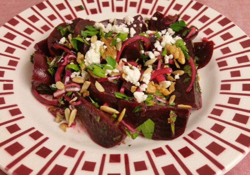 Salade van bietjes, feta, kruiden en walnoot