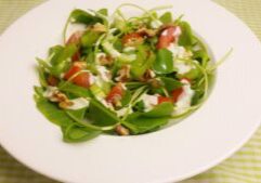 Winterpostelein-bleekselderijsalade met blauwe kaas dressing