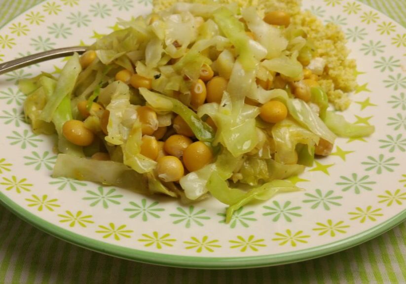 Geroerbakte spitskool met citroen en lupinebonen