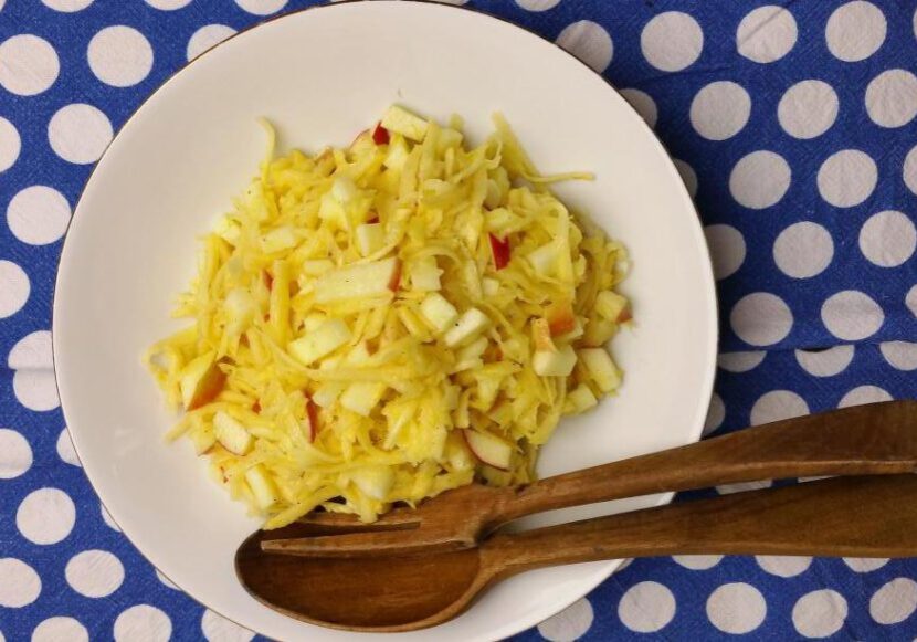 Koolraapsalade met citroensaus en appelstukjes