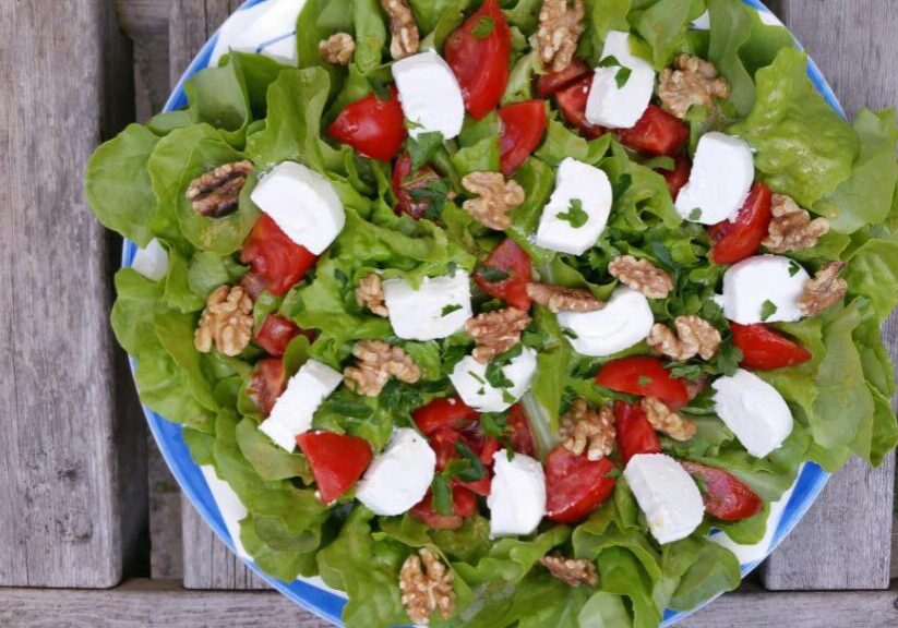 salde van groen eikeblad met tomaat, geitenkaas en walnoten