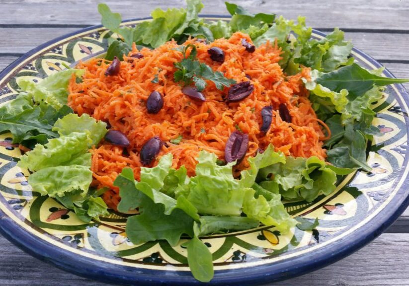 Wortelsalade met olijven, op een bedje van sla