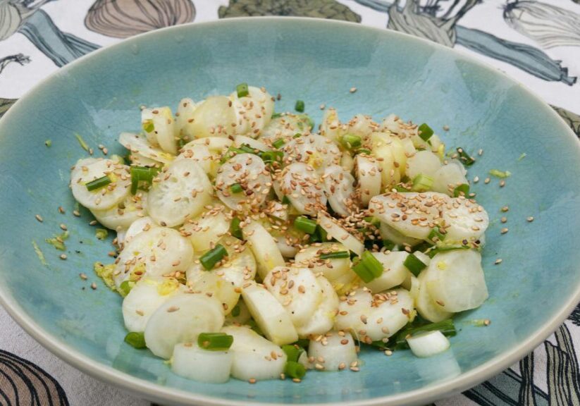 salade van witte radijzen met bosui en sesamzaad