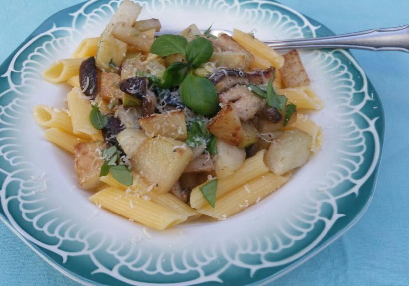 Gebakken koolrabi met shiitake en basilicum, geserveerd op glutenvrije pasta