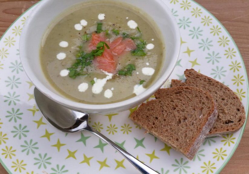 Bleekselderij soep met gerookte zalm (of rooktofu)