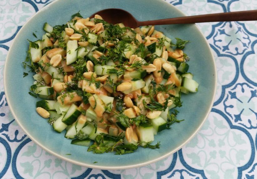 Komkommer met pinda-koriander dressing