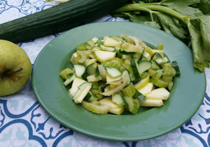Bleekselderijsalade met komkommer en appel