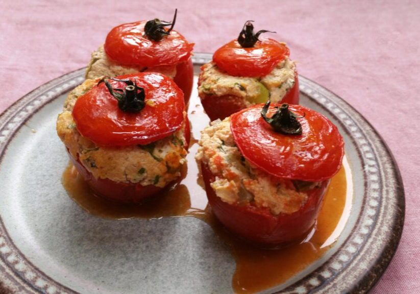 Met tofu gevulde tomaten