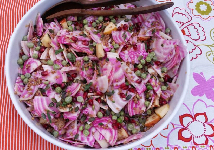 Salade met biet, appel en gefrituurde boekweit