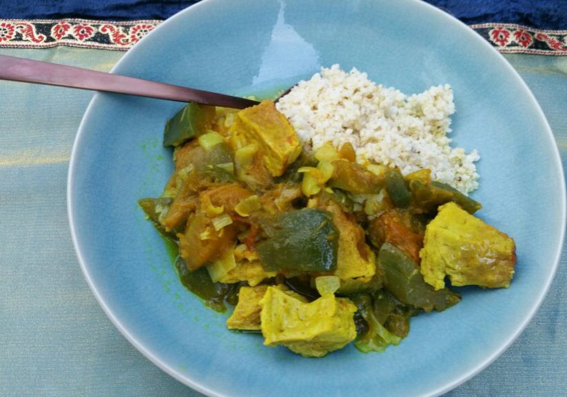 Curry met groene pompoen en gepocheerd ei