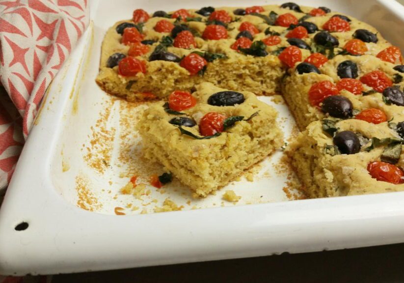 Glutenvrije focaccia met tomaatjes en basilicum