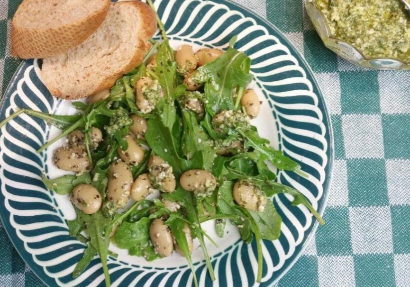 SALADE MET BONEN, RUCOLA EN CITROENMELISSE-PESTO
