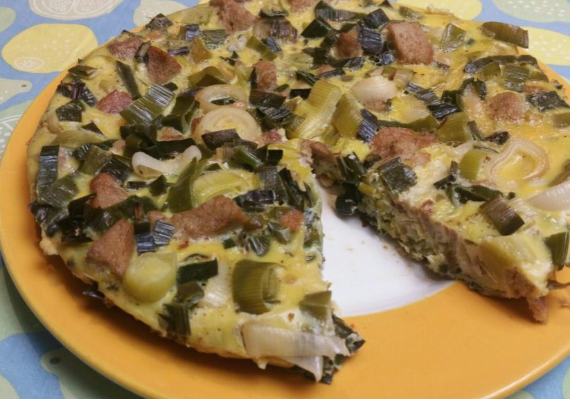 Eggah met prei en pijnboompitten