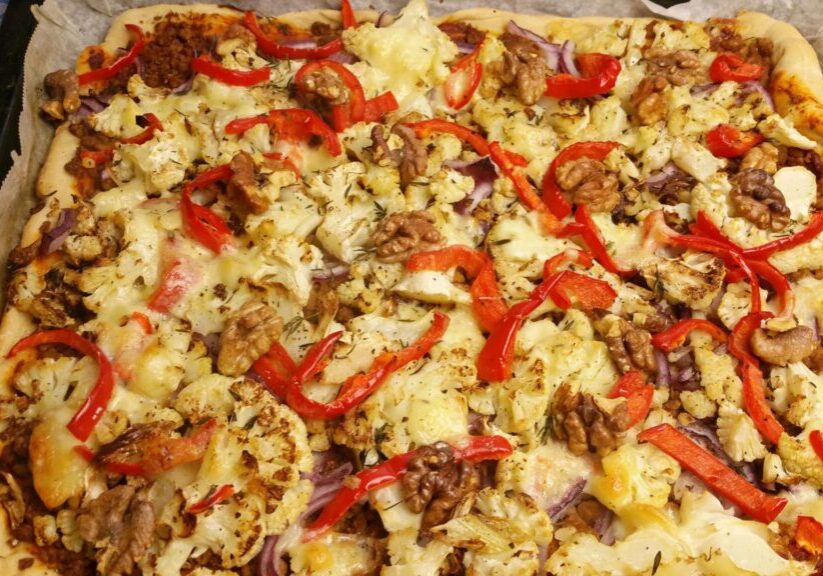 Bloemkoolpizza met tijm, paprika en gehakt