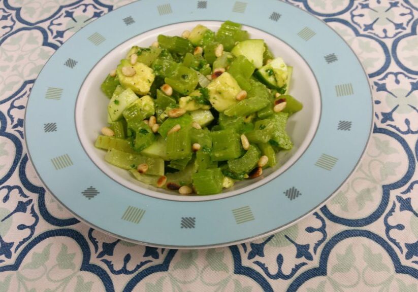 Bleekselderijsalade met avocado