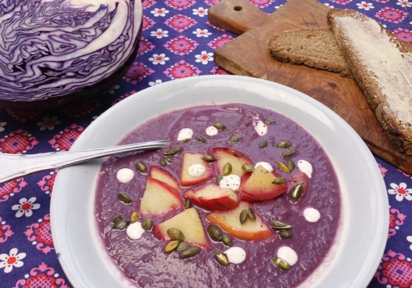 Rodekoolsoep met appeltjes en pompoenpitjes