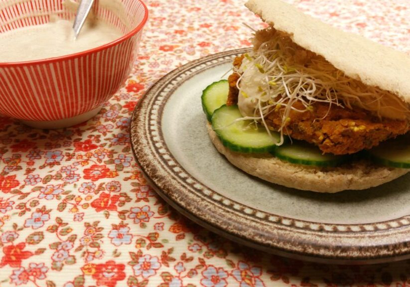 Wortelburger op een pitabroodje met alfalfa, komkommer en saus