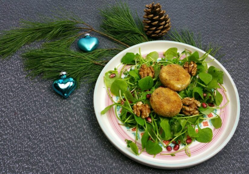 Kerstsalade met gebakken geitenkaasjes en granaatappel
