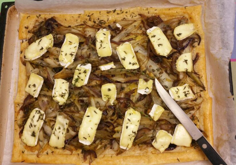 Witloftaart met brie, rode ui en tijm