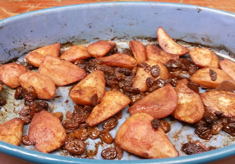 Geroosterde stoofpeertjes met knoflook en rozijnen