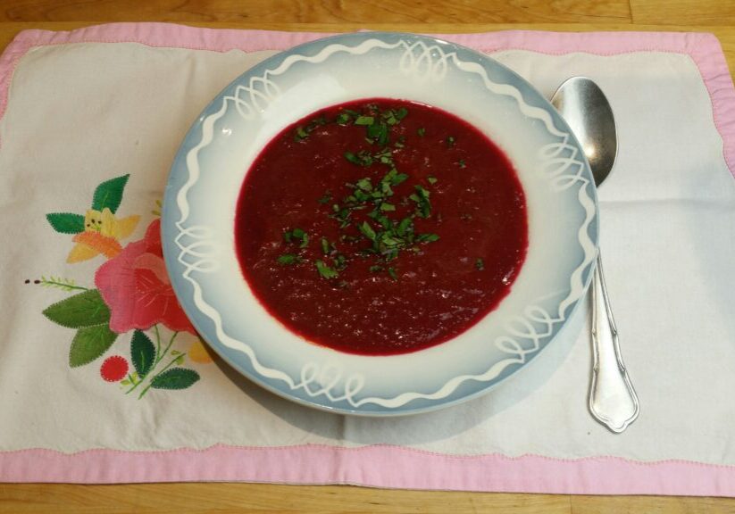 Rode bietensoep met gember en kokos