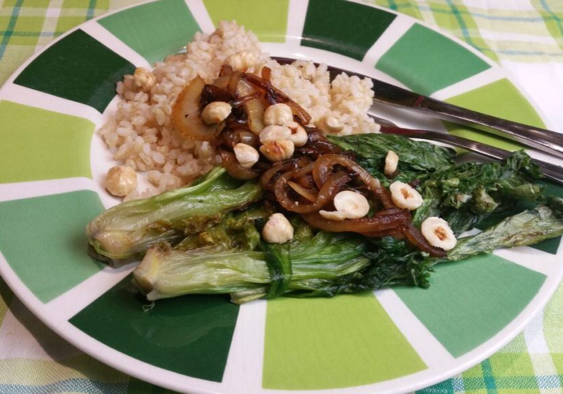 Gebakken andijvie met ui en hazelnoot