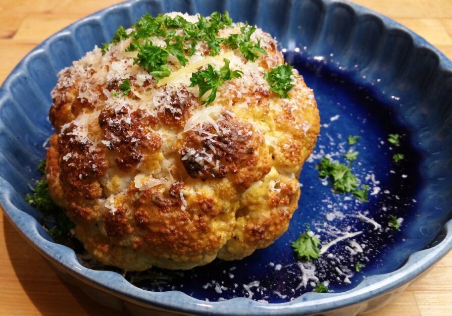 Bloemkool in zijn geheel geroosterd in de oven
