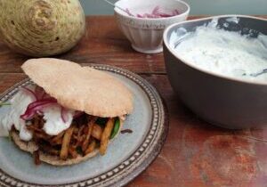 Knolselderijshoarma op een pitabroodje met knoflooksaus