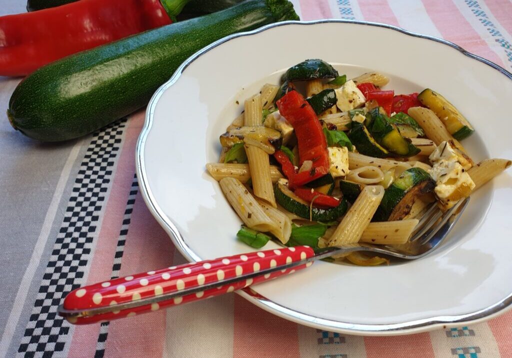 Courgette met paprika, feta en pasta