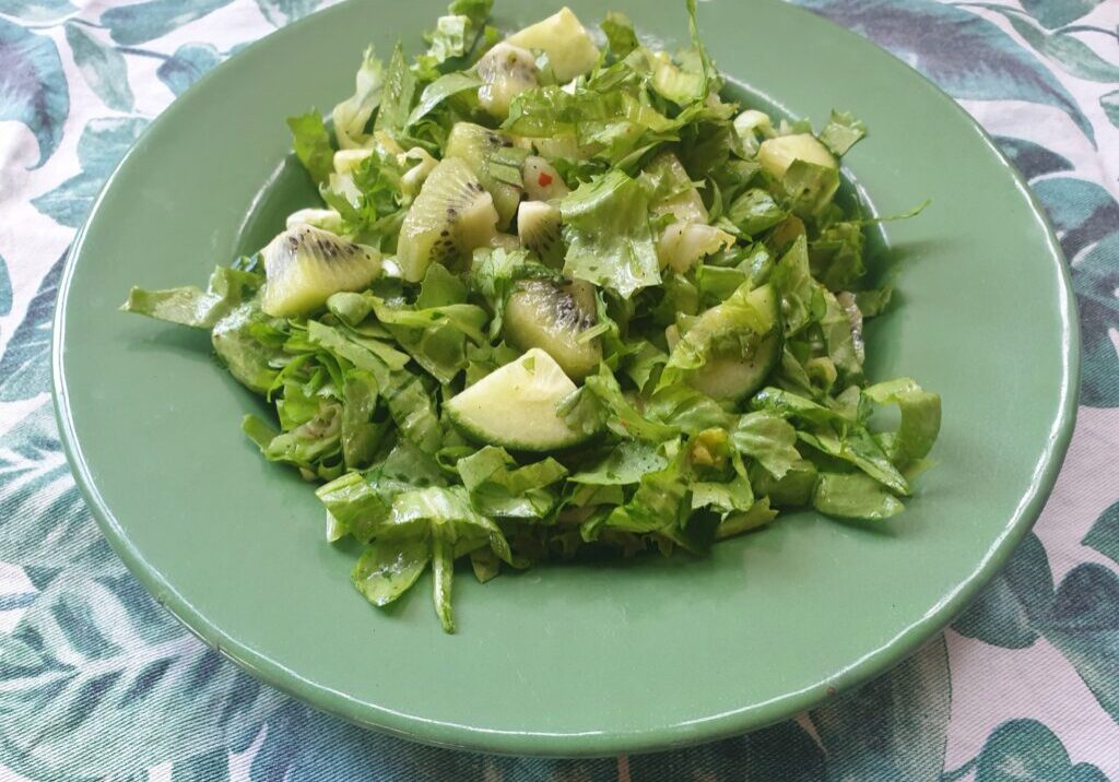 andijviesla met kiwi en komkommer