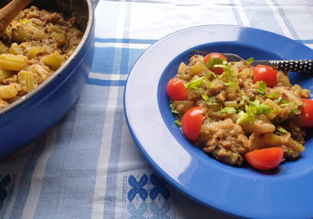 stoofpot van bleekselderij met twee soorten linzen