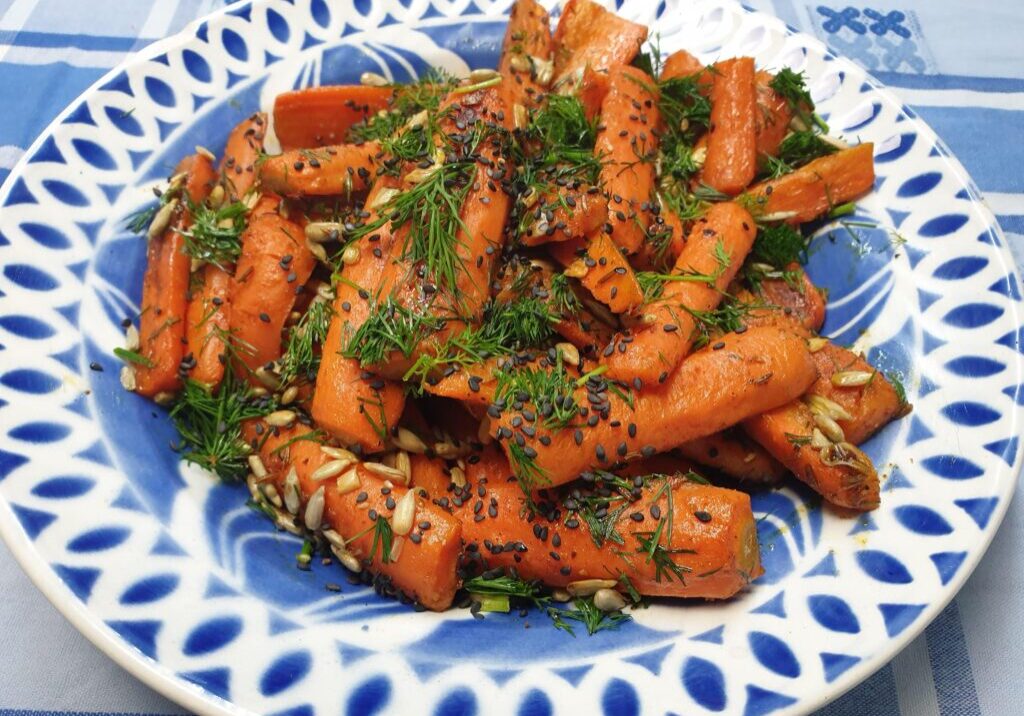 Kruidige wortels met dille en zonnebloempitjes