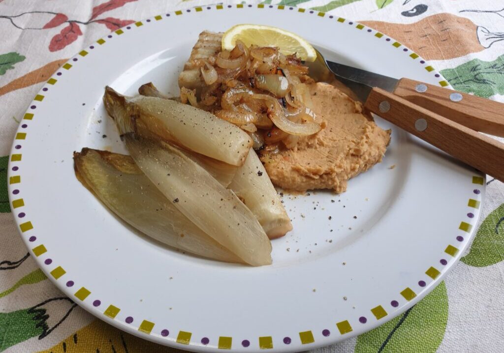 Gekarameliseerde witlof met bonenpuree en witvis