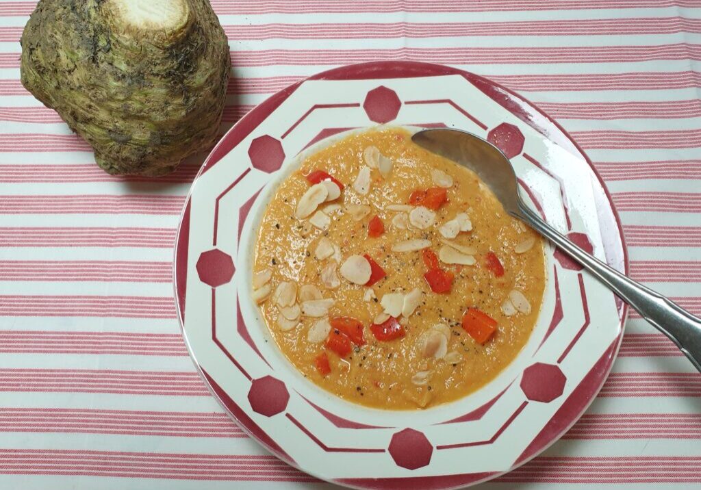 Knolselderijsoep met paprika