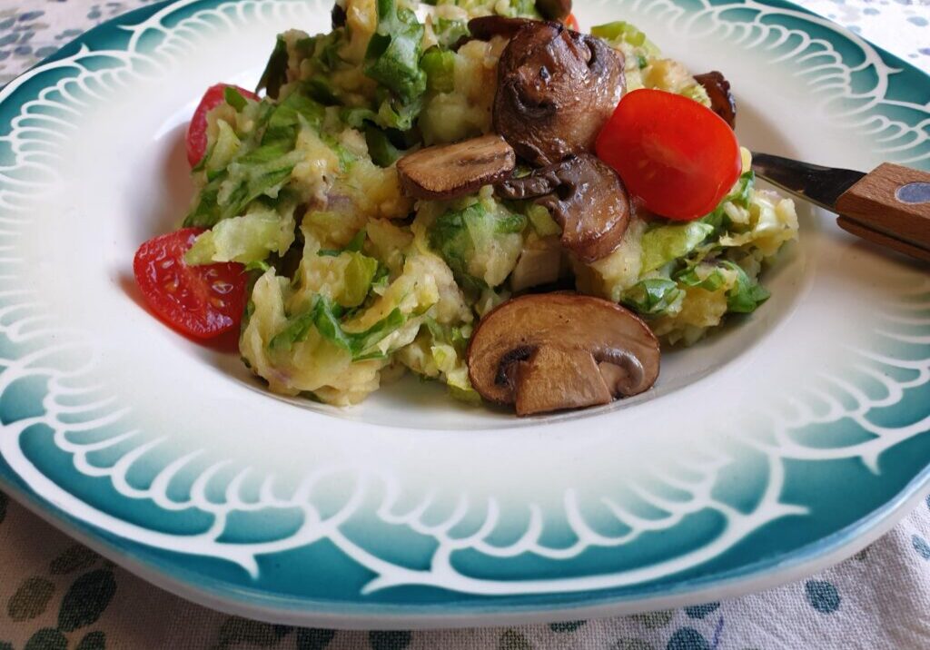 vegan stamppot andijvie met gebakken champignons en tomaatjes