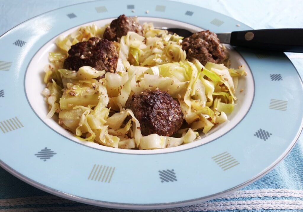 Spitskool met gehaktballetjes en sesamzaad