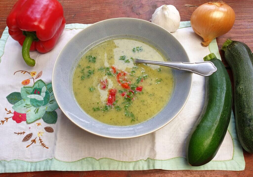 Courgettesoep met geroosterde paprika