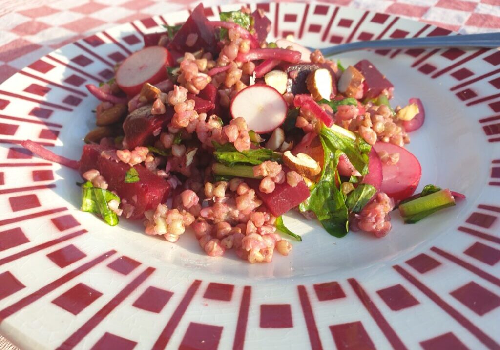 salade met boekweit, rode biet, appel, rucola en radijsplakjes