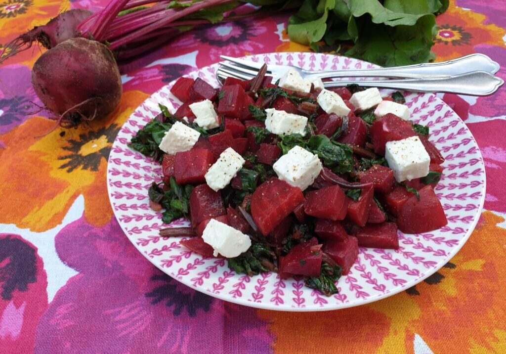 Bosbiet met feta en bietenloof