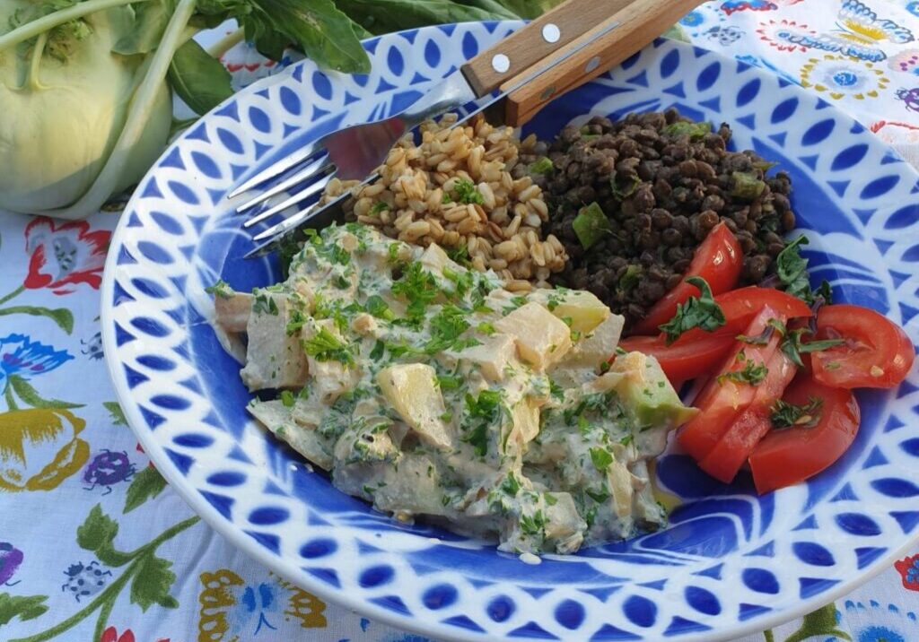 koolrabi met peterseliesaus, tomatensalade en linzen op één bord