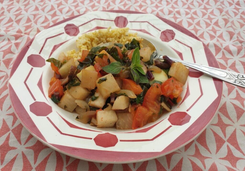 gestoofde koolrabi met tomaat, champignons en oregano. gecombineerd met gierst.