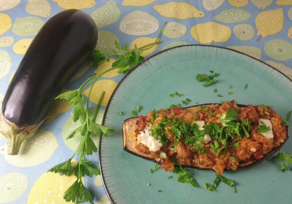 gevulde aubergine met rijst en peterselie on top
